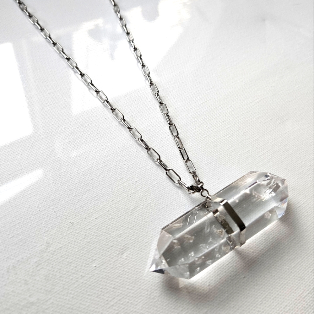 Elle Loise Quartz Crystal Single Loop Choker Necklace NWT!